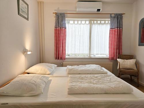Postel nebo postele na pokoji v ubytování Vakantiewoning 'Villa Asterlaan' OK36