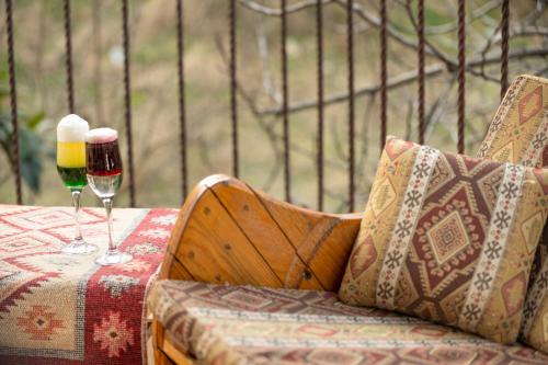 ein Tisch mit zwei Gläsern Wein drauf in der Unterkunft Venesa in Tbilisi City