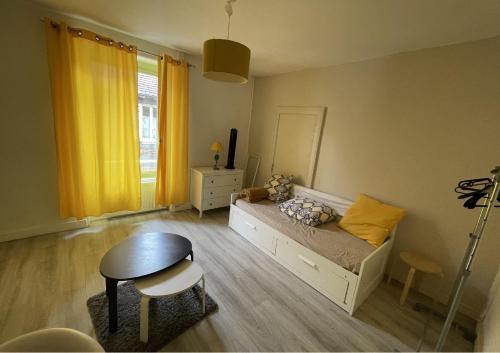 Cette chambre comprend un lit, une table et une chaise. dans l'établissement Bienvenu chez Zazou, à Limoges
