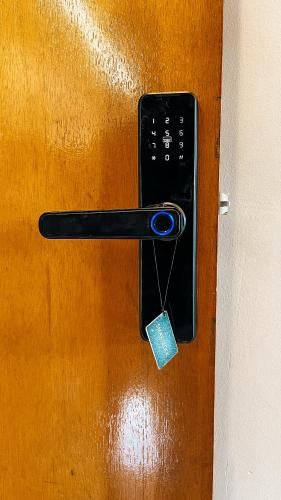 een deurklink met een sleutel op een deur bij Stúdio Moderno Cama de Massagem! in Uberlândia