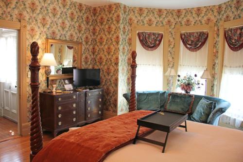 Et tv og/eller underholdning på Grand Victorian Manor & Cottage