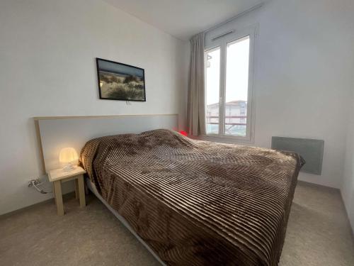 เตียงในห้องที่ Appartement Rochefort, 2 pièces, 4 personnes - FR-1-246B-51