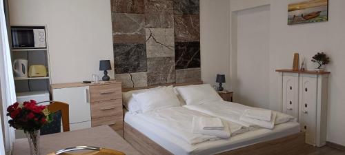 een slaapkamer met een wit bed en een tafel bij Ring Gasthaus in Zeltweg