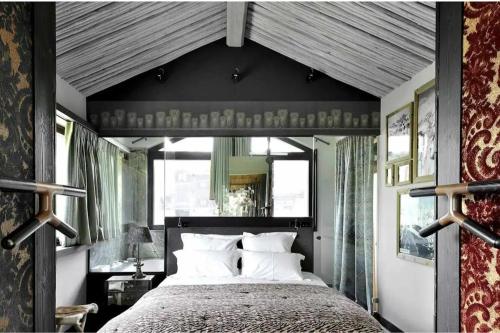 een slaapkamer met een groot bed met witte kussens bij Chalet Ilulissat in Courchevel