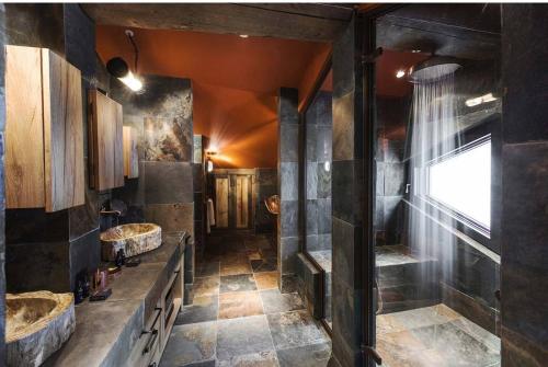 La salle de bains est pourvue de 2 lavabos et d'une fenêtre. dans l'établissement Le Hameau de Marcandou, à Courchevel