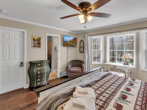 a bedroom with a bed and a ceiling fan at Smoky Bear Lodge at Gr Smoky Mtn Park in Bryson City