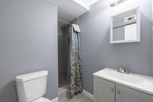 W łazience znajduje się toaleta, umywalka i prysznic. w obiekcie MODERN Updated Rare 2BR Condo w Waszyngtonie