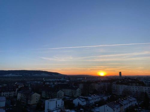 uma vista de uma cidade com o pôr-do-sol ao fundo em Retro Sky View in Bahnhofsnähe em Waiblingen