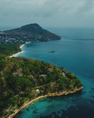an aerial view of an island in the ocean at POSADA ALEENY in Providencia