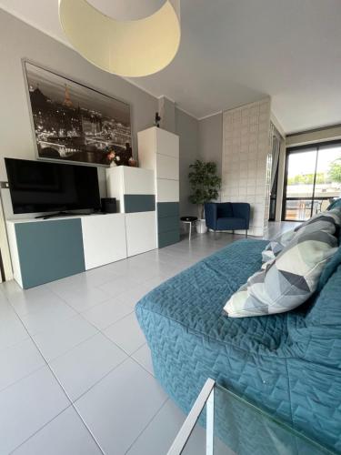 Schlafzimmer mit einem Bett und einem Flachbild-TV in der Unterkunft L'Arciunesa in Riccione