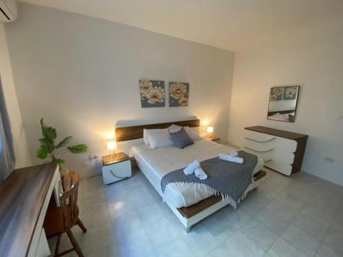 um quarto com uma cama com duas toalhas em Bright and spacious Double Room, shared bathroom em Tal-Għoqod