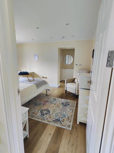 Dormitorio pequeño con cama y alfombra en Clifton House, en Londres