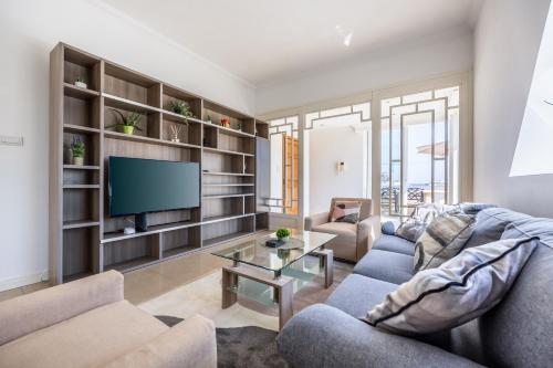 Телевизор и/или развлекательный центр в Stunning - Seaview Penthouse 3-Bed + Parking