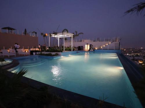 una piscina notturna con vista di The anukampa suite room with pool a Jaipur