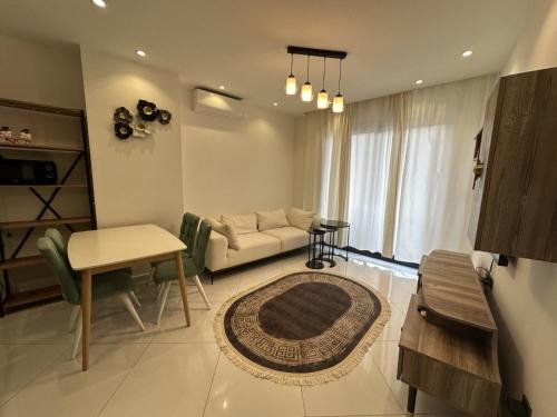 un salon avec un canapé et une table dans l'établissement serenityrecidencesitesi, à Alanya