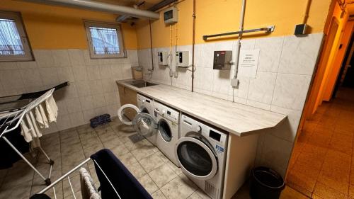 a laundry room with a washing machine and a counter at Apartment 24 im Lehenviertel in Stuttgart