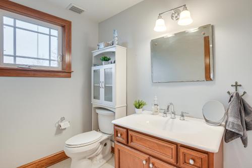 Ένα μπάνιο στο Waterfront Buckeye Lake House Deck and Views!