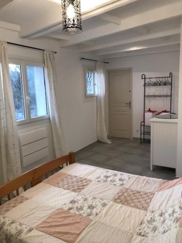 um quarto com uma cama grande num quarto em APPARTEMENT T2 + TERRASSE em Auriol