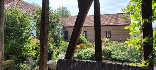 vistas al jardín desde la ventana de una casa en Chambre double à la campagne en Verchin