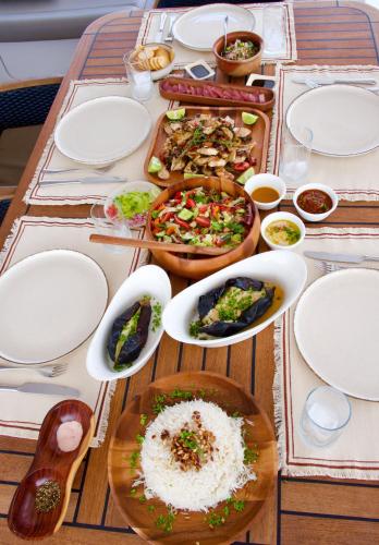 Comida en o cerca de este barco