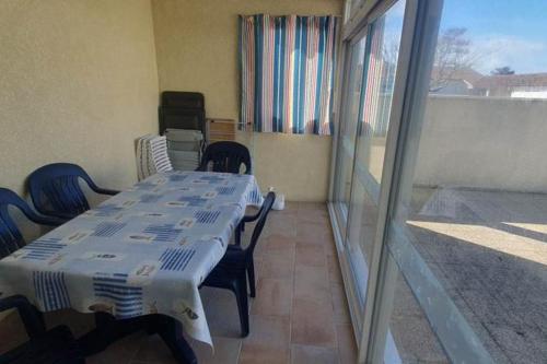 Cette chambre dispose d'un balcon et de deux tables et chaises. dans l'établissement Maison proche de la plage - 0971, à Vendays-Montalivet
