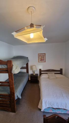 een slaapkamer met 2 stapelbedden en een kroonluchter bij PENITENTES DEPARTAMENTOO in Los Penitentes