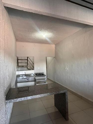 a kitchen with a stove and a counter top at Apartamento Loft in Rio Verde