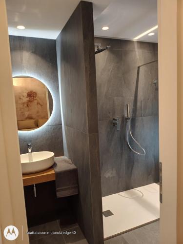 Residenze SiMari Luxury في بادوفا: حمام مع دش ومغسلة