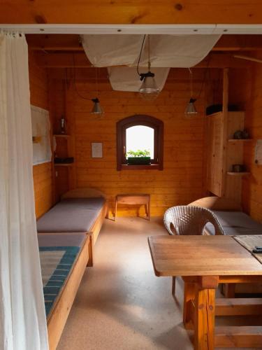 Cette chambre comprend des lits, une table et une fenêtre. dans l'établissement HARFA, à Chrztowo