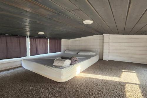 um quarto com uma cama grande num quarto em Wheeler Lake Meadow Cabin 4 em Shelby