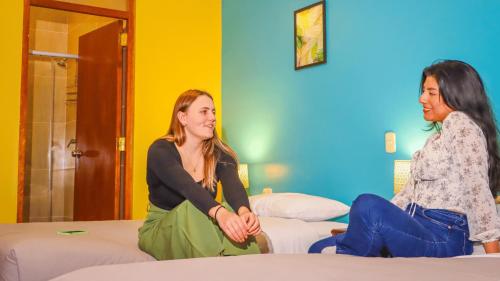 twee vrouwen op bedden in een kamer bij Wild Rover Cusco in Cuzco