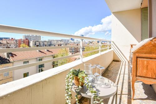 d'un balcon avec une table et des verres. dans l'établissement Appart 3 ch neuf proche Saint-Charles Belle de Mai, à Marseille