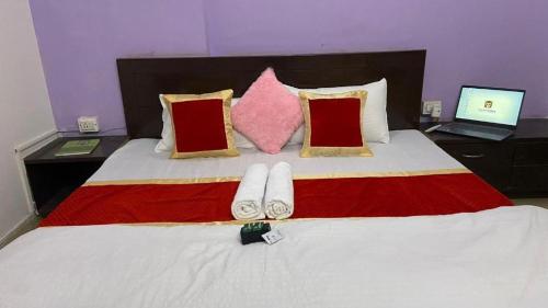 سرير أو أسرّة في غرفة في Monkey Travel Hostel