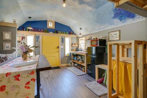 een kamer met een keuken met een gele koelkast bij Blue Dream Cabin in Rising Fawn with Fire Pit! in Rising Fawn