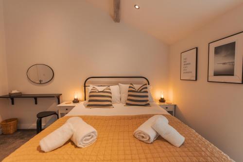 1 dormitorio con 1 cama con toallas en Bridge Apartment en Stockport
