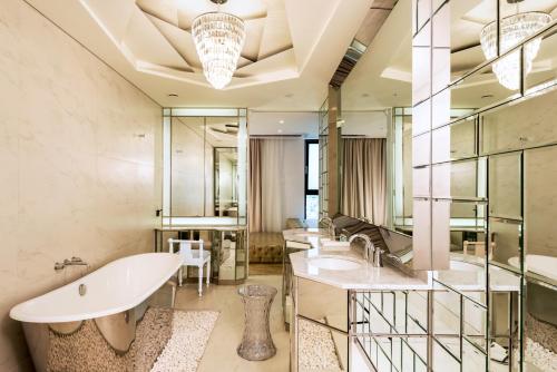 ソウルにあるホテル ザ デザイナーズ LYJ カンナム プレミアのバスルーム(シンク2台、バスタブ付)
