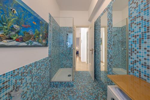 een badkamer met een bad en een schilderij aan de muur bij CASA ISABELLA Relax con Piscina in Rapallo