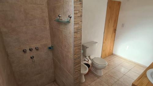 ein Badezimmer mit Dusche, Toilette und Waschbecken in der Unterkunft Casa Abierta in Nono