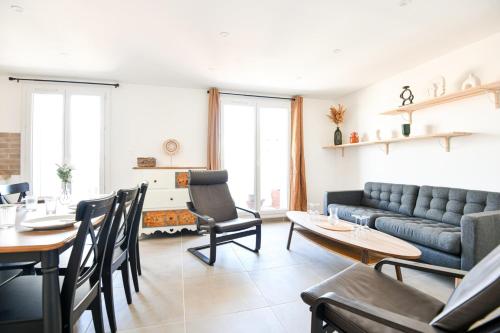 un salon avec un canapé, une table et des chaises dans l'établissement Appart 3 ch neuf proche Saint-Charles Belle de Mai, à Marseille