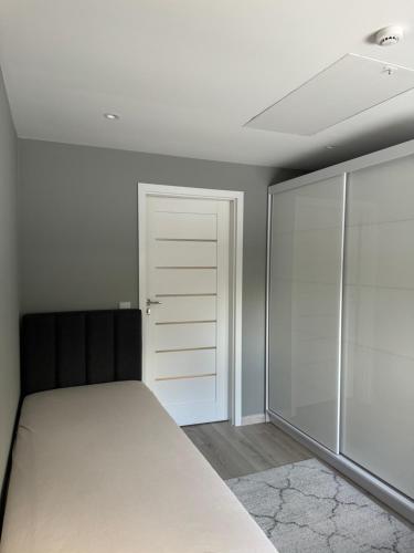 ein Schlafzimmer mit einem Bett und einem Schrank in der Unterkunft Eksluzywny apartament w zaciszu in Kristiansund