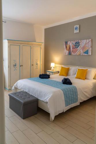 a large bedroom with a large bed with yellow pillows at Sabbia & mare in Porto Torres