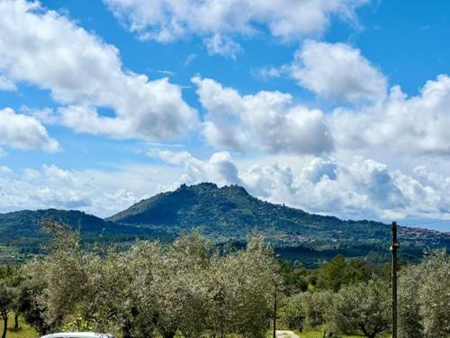 a view of a mountain with a blue sky and clouds at Zion Jardim Monsanto in Monsanto