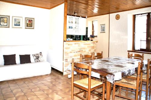 cocina y comedor con mesa y sillas en Maison de 2 chambres a Mostuejouls, en Mostuéjouls