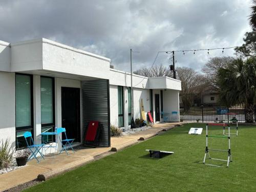 Jardin de l'établissement Livin Right Sail Loft: pickleball, basketball, close 2 the fun!