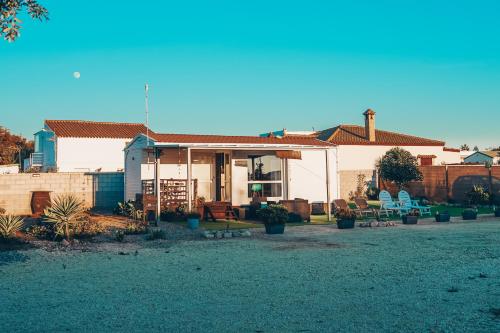 una casa con patio y sillas en un patio en Palmaradise, en El Palmar