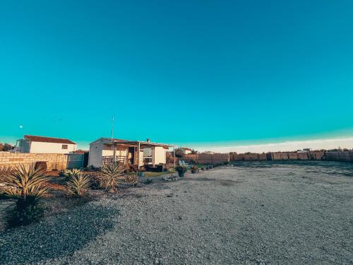 una casa al lado de un camino de grava en Palmaradise, en El Palmar