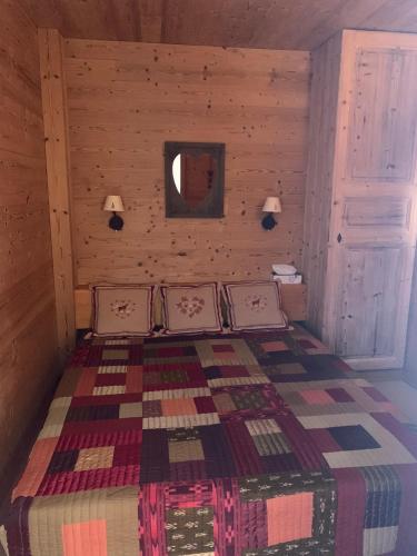 阿克1800的住宿－Appartement les arcs 1800，小屋内一间卧室,配有一张床