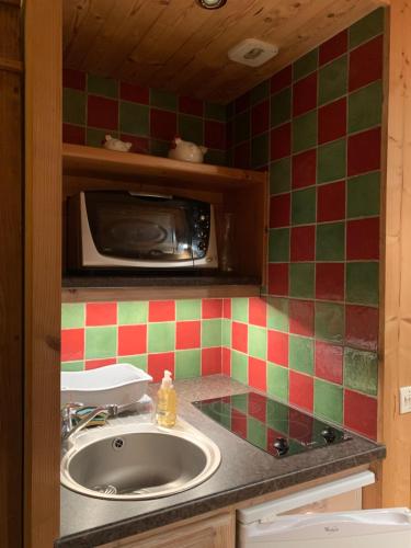 阿克1800的住宿－Appartement les arcs 1800，厨房配有水槽和微波炉