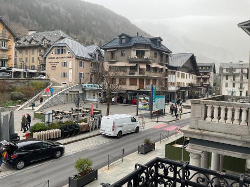 une ville avec des voitures garées dans une rue avec des bâtiments dans l'établissement Chambre centre Saint-Gervais Mont-Blanc, à Saint-Gervais-les-Bains