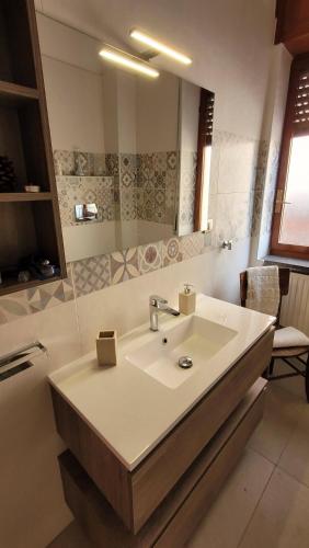 bagno con lavandino e specchio di Casa Anselmo Guest House a Pagani